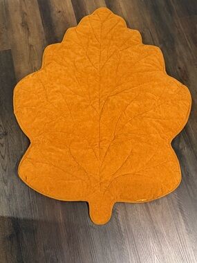 Leaf-Shaped Heated Dog Bed - Soft, Warm, no-skid backing